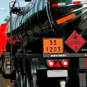 Caminhão-tanque com placas laranjas de produto perigoso 80/1824 e 80/3264 e losango de corrosivo