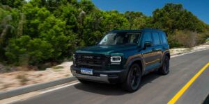 Haval H7 verde em uma estrada, lançado pela GWM por R$ 261 mil, logo abaixo do teto de isenção de IPVA em São Paulo