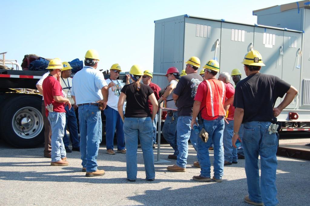 Equipe de trabalhadores de capacete reunida em uma conversa de segurança antes do serviço