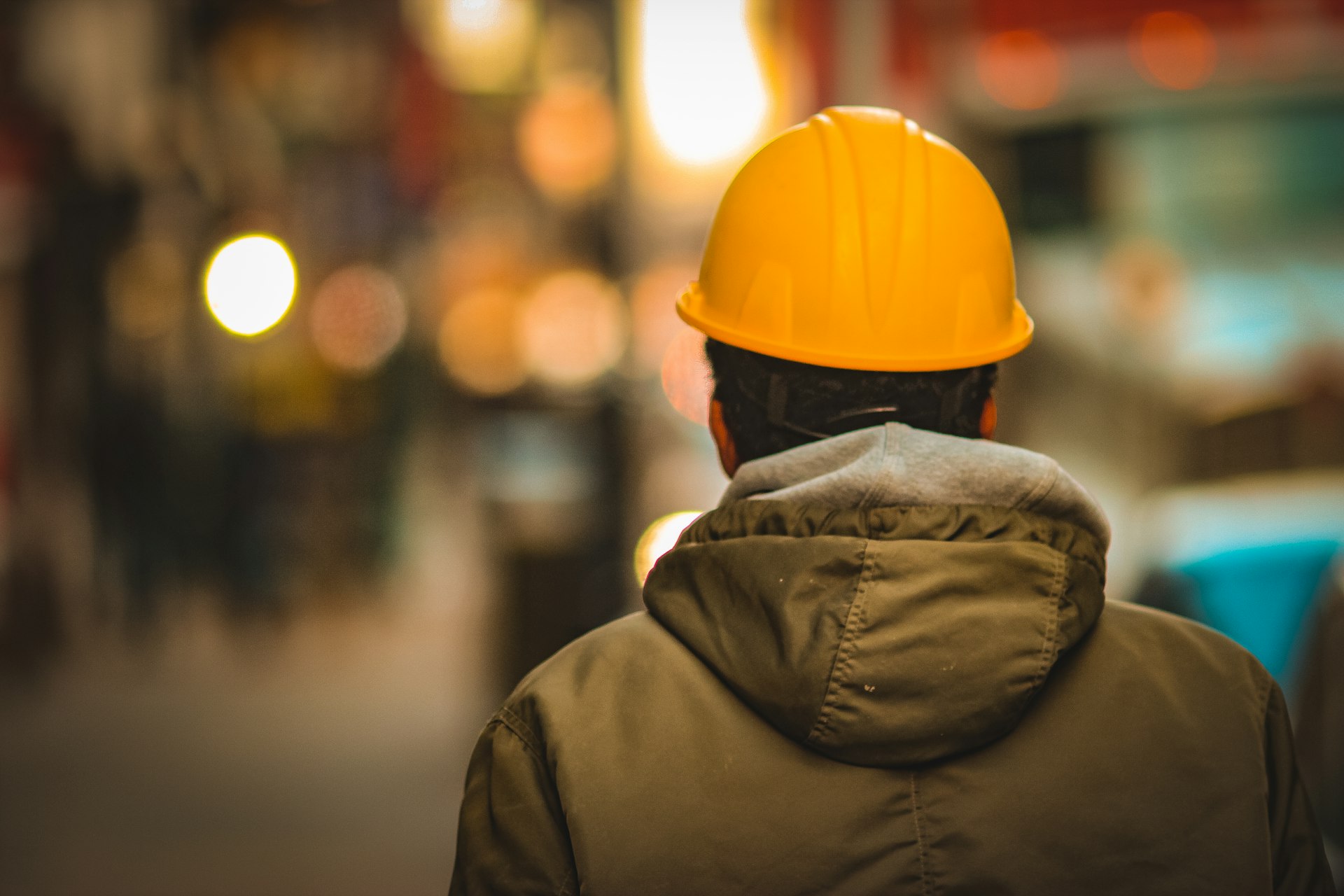 Trabalhador com capacete de segurança em área industrial