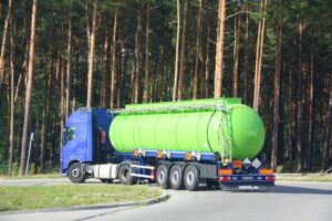 Caminhão-tanque moderno com placas de identificação de produto perigoso