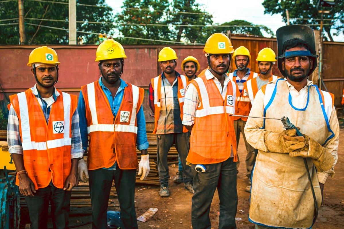 Equipe com colete refletivo e capacete em treinamento